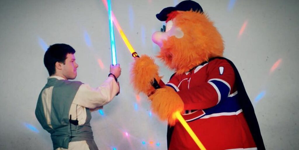 Youppi and a guy playing with Saber